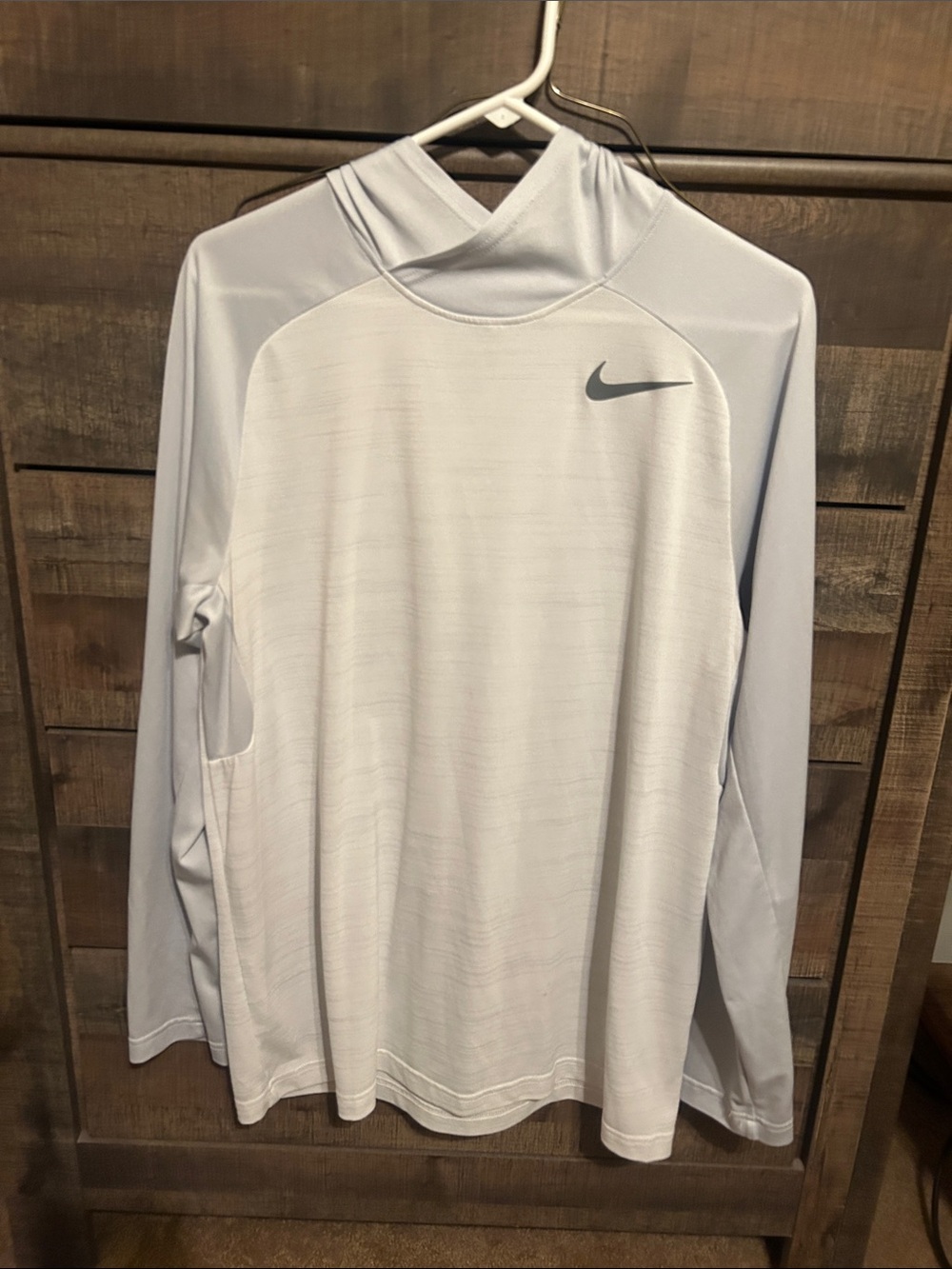 Nike Men’s Light Gray Long-Sleeve Performance Top